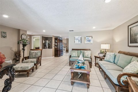 House in New Port Richey, Florida 3 bedrooms, 179.3 sq.m. № 1914216 - photo 6
