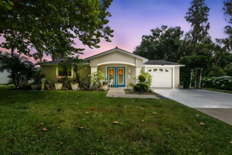 House in New Port Richey, Florida 3 bedrooms, 179.3 sq.m. № 1914216 - photo 1