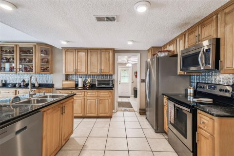 House in New Port Richey, Florida 3 bedrooms, 179.3 sq.m. № 1914216 - photo 13