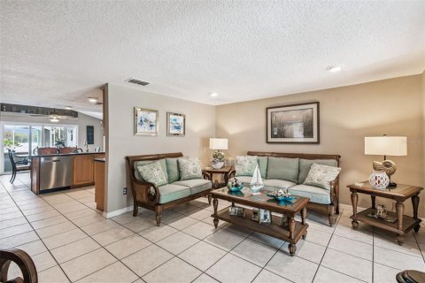 House in New Port Richey, Florida 3 bedrooms, 179.3 sq.m. № 1914216 - photo 5