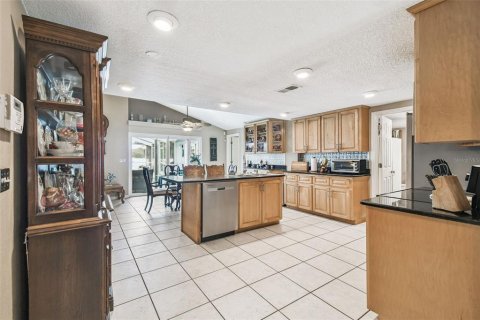 House in New Port Richey, Florida 3 bedrooms, 179.3 sq.m. № 1914216 - photo 11