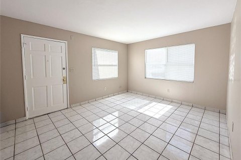 House in Saint Petersburg, Florida 2 bedrooms, 77.02 sq.m. № 1911789 - photo 2