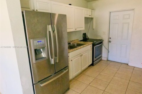 Villa ou maison à louer à Miami, Floride: 2 chambres, 66.89 m2 № 1999346 - photo 4