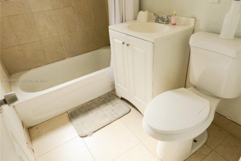 Villa ou maison à louer à Miami, Floride: 2 chambres, 66.89 m2 № 1999346 - photo 11