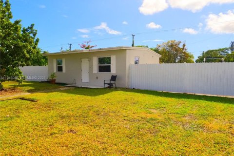 Villa ou maison à louer à Miami, Floride: 2 chambres, 66.89 m2 № 1999346 - photo 3