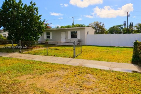 Villa ou maison à louer à Miami, Floride: 2 chambres, 66.89 m2 № 1999346 - photo 2