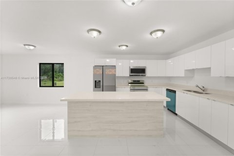 House in Miami Gardens, Florida 4 bedrooms, 174.56 sq.m. № 1483353 - photo 2