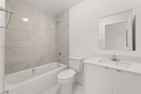 House in Miami Gardens, Florida 4 bedrooms, 174.56 sq.m. № 1483353 - photo 3