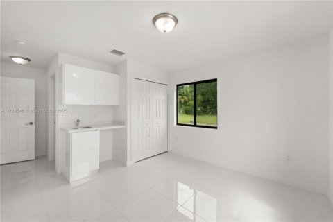House in Miami Gardens, Florida 4 bedrooms, 174.56 sq.m. № 1483353 - photo 5