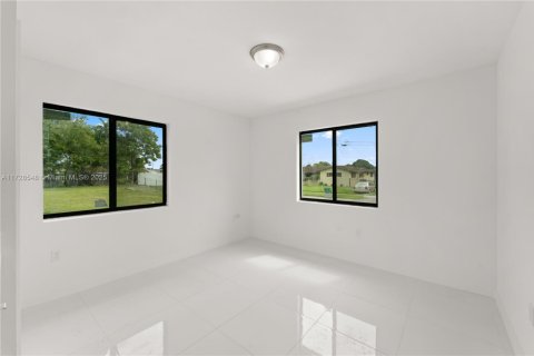 House in Miami Gardens, Florida 4 bedrooms, 174.56 sq.m. № 1483353 - photo 6