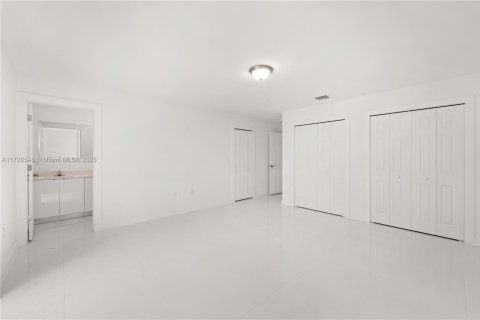 House in Miami Gardens, Florida 4 bedrooms, 174.56 sq.m. № 1483353 - photo 4
