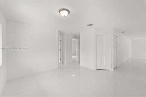 House in Miami Gardens, Florida 4 bedrooms, 174.56 sq.m. № 1483353 - photo 8