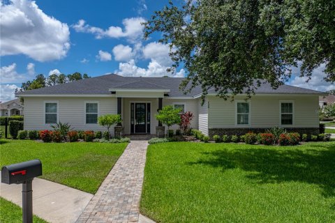 House in Auburndale, Florida 4 bedrooms, 209.03 sq.m. № 1804826 - photo 1