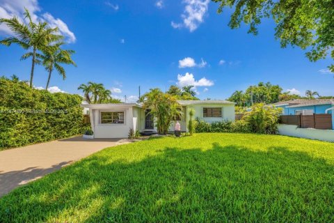 Купить виллу или дом в Холливуд, Флорида 3 спальни, 133.41м2, № 1895911 - фото 1