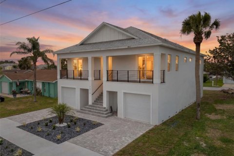 House in Hudson, Florida 3 bedrooms, 186.18 sq.m. № 2129057