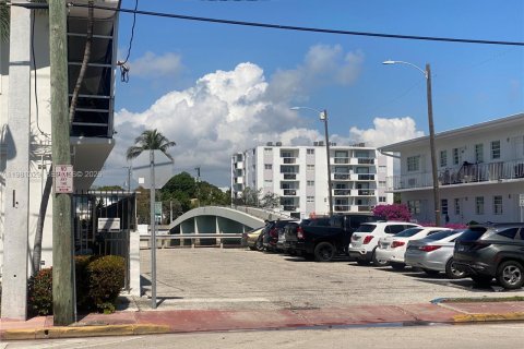 Condo in Miami Beach, Florida, 2 bedrooms  № 2046574 - photo 17