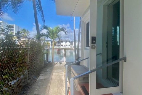 Condo in Miami Beach, Florida, 2 bedrooms  № 2046574 - photo 16