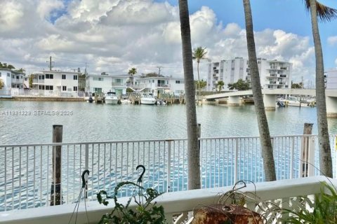 Condominio en Miami Beach, Florida, 2 dormitorios  № 2046574