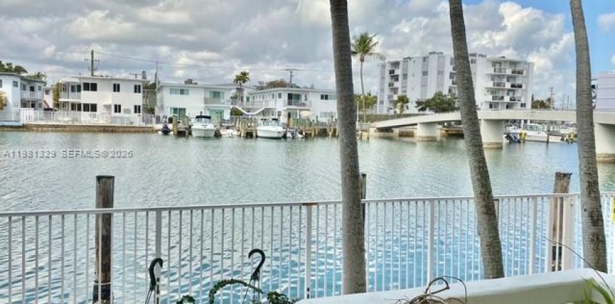 Condominio en Miami Beach, Florida, 2 dormitorios  № 2046574