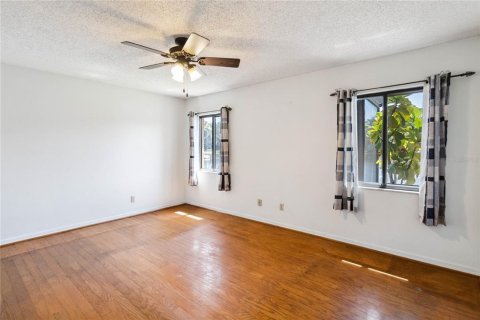 Townhouse in Leesburg, Florida 3 bedrooms, 209.96 sq.m. № 1758427 - photo 17