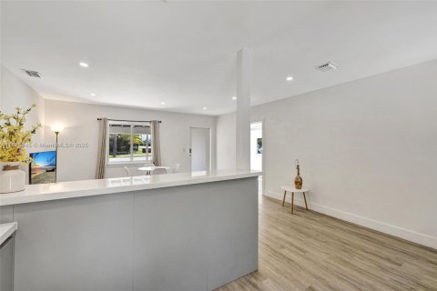 House in Fort Lauderdale, Florida 3 bedrooms, 111.02 sq.m. № 1895887 - photo 13
