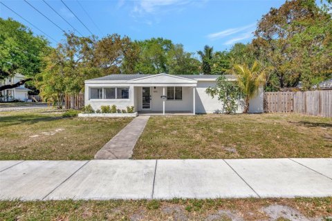 House in Fort Lauderdale, Florida 3 bedrooms, 111.02 sq.m. № 1895887 - photo 1
