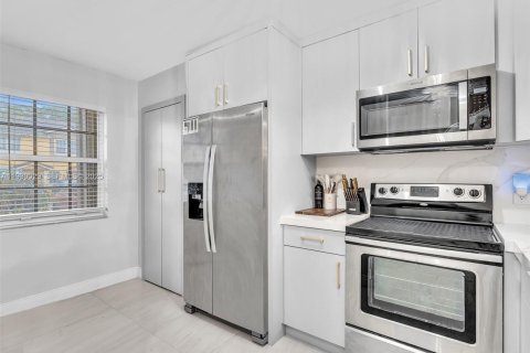 Townhouse in Lauderhill, Florida 2 bedrooms, 113.71 sq.m. № 1989815 - photo 3