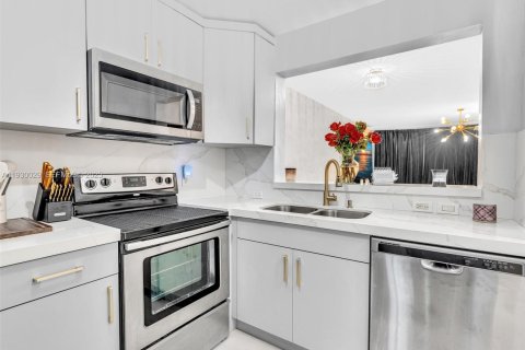 Townhouse in Lauderhill, Florida 2 bedrooms, 113.71 sq.m. № 1989815 - photo 6