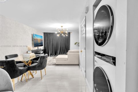 Townhouse in Lauderhill, Florida 2 bedrooms, 113.71 sq.m. № 1989815 - photo 9