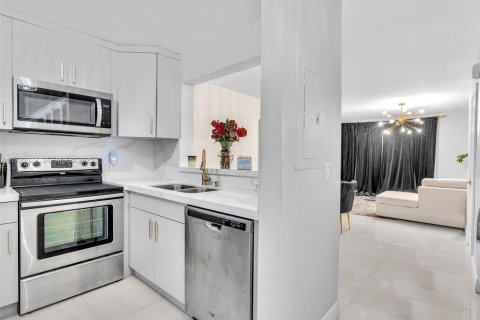 Townhouse in Lauderhill, Florida 2 bedrooms, 113.71 sq.m. № 1989815 - photo 2