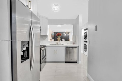 Townhouse in Lauderhill, Florida 2 bedrooms, 113.71 sq.m. № 1989815 - photo 4