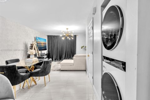 Townhouse in Lauderhill, Florida 2 bedrooms, 113.71 sq.m. № 1989815 - photo 10