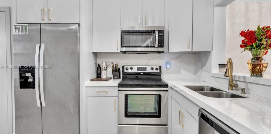 Townhouse in Lauderhill, Florida 2 bedrooms, 113.71 sq.m. № 1989815