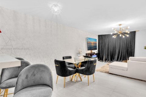 Townhouse in Lauderhill, Florida 2 bedrooms, 113.71 sq.m. № 1989815 - photo 7