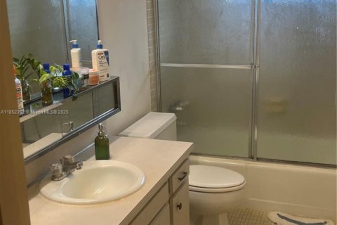 Condo in Coral Gables, Florida, 2 bedrooms  № 1880112 - photo 14