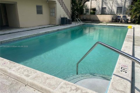 Condo in Coral Gables, Florida, 2 bedrooms  № 1880112 - photo 4