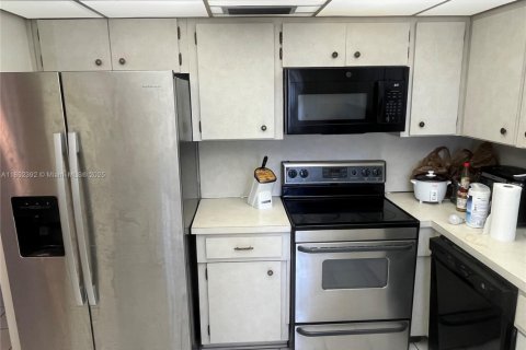 Condo in Coral Gables, Florida, 2 bedrooms  № 1880112 - photo 16