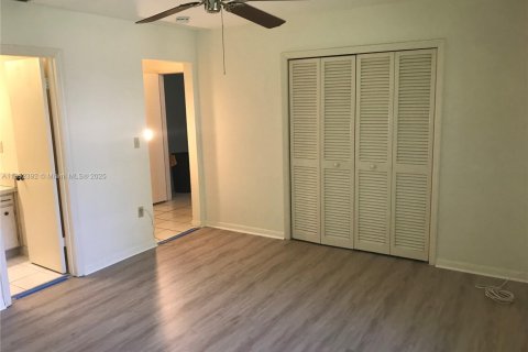Condo in Coral Gables, Florida, 2 bedrooms  № 1880112 - photo 9