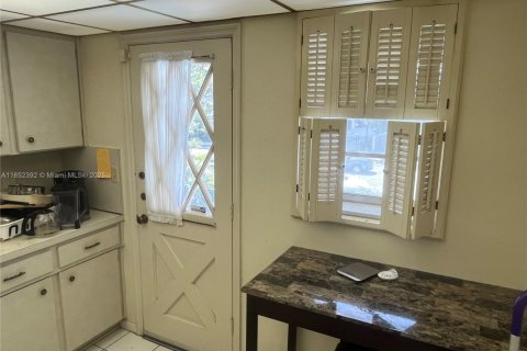Condo in Coral Gables, Florida, 2 bedrooms  № 1880112 - photo 17