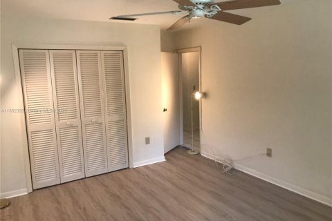 Condo in Coral Gables, Florida, 2 bedrooms  № 1880112 - photo 11