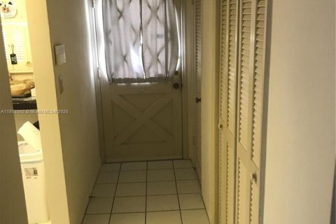 Condo in Coral Gables, Florida, 2 bedrooms  № 1880112 - photo 18