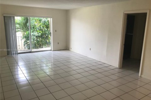 Condo in Coral Gables, Florida, 2 bedrooms  № 1880112 - photo 8