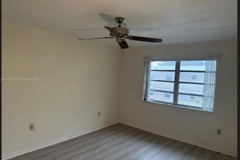 Condo in Coral Gables, Florida, 2 bedrooms  № 1880112 - photo 13