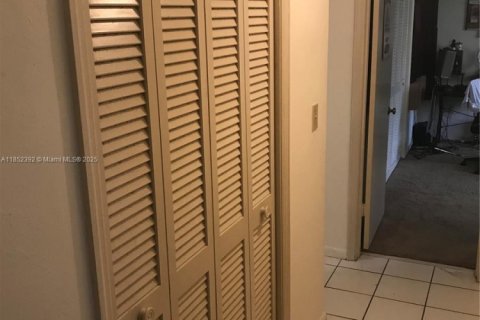 Condo in Coral Gables, Florida, 2 bedrooms  № 1880112 - photo 19