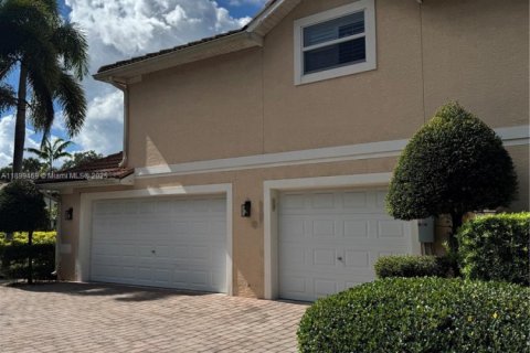 House in Vero Beach, Florida 4 bedrooms, 357.95 sq.m. № 1951417 - photo 3