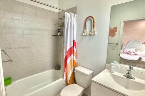 Adosado en venta en Miami, Florida, 3 dormitorios, 123.37 m2 № 1997667 - foto 22