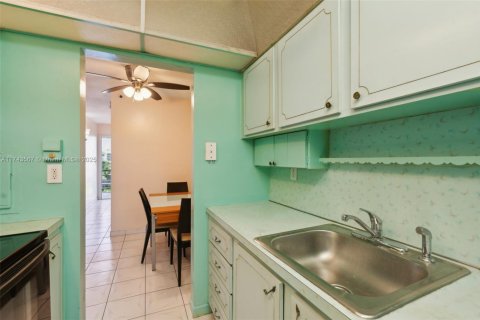 Condo in Miami, Florida, 1 bedroom  № 1710628 - photo 16