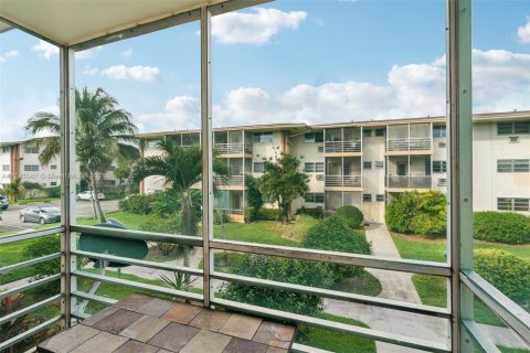 Condo in Miami, Florida, 1 bedroom  № 1710628 - photo 27