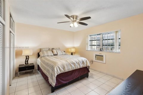 Condo in Miami, Florida, 1 bedroom  № 1710628 - photo 19