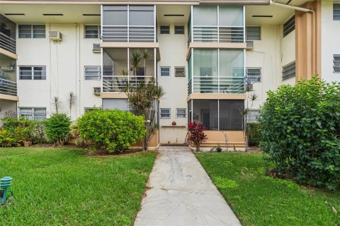 Condo in Miami, Florida, 1 bedroom  № 1710628 - photo 3